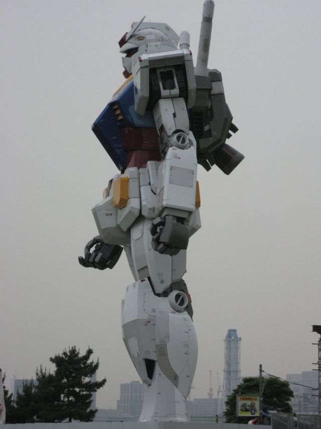 Life-sized Gundam in Tokyo (13 pics)