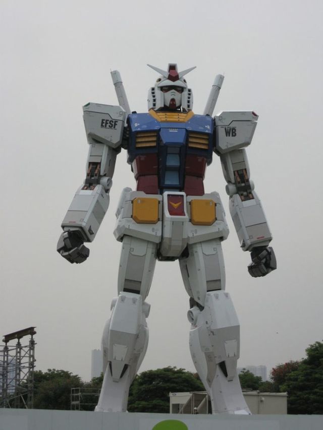 Life-sized Gundam in Tokyo (13 pics)