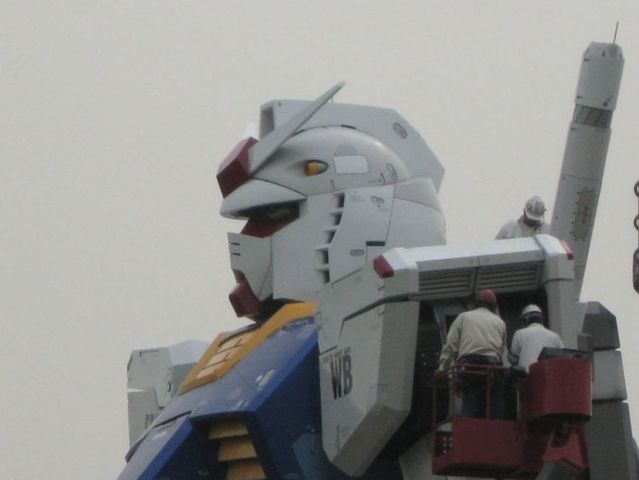 Life-sized Gundam in Tokyo (13 pics)