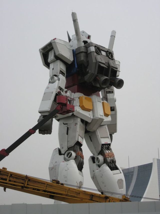 Life-sized Gundam in Tokyo (13 pics)