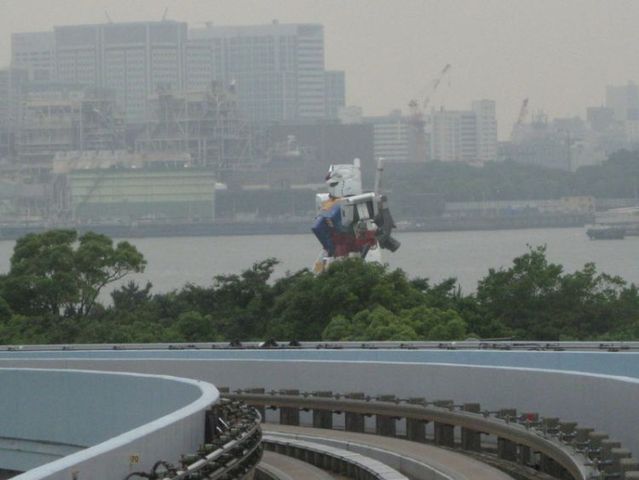 Life-sized Gundam in Tokyo (13 pics)