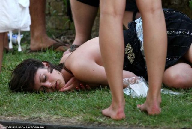 How Cambridge University students celebrated the last day of exams? (8 pics)