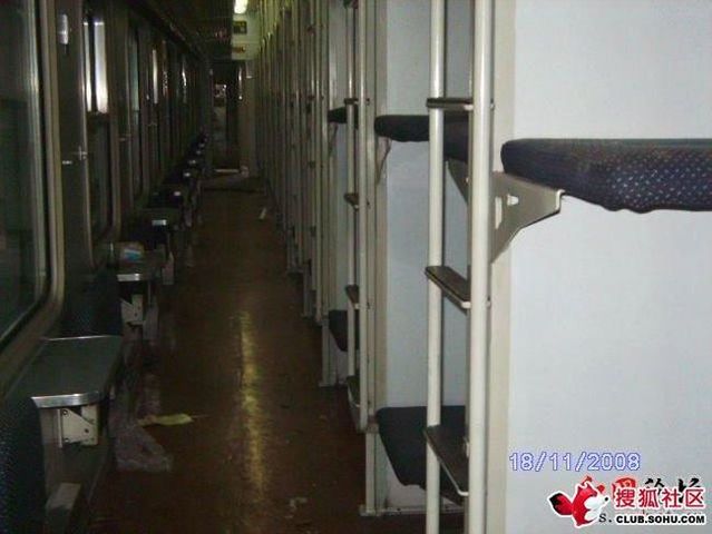 WTF in a train wagon?! (5 pics)