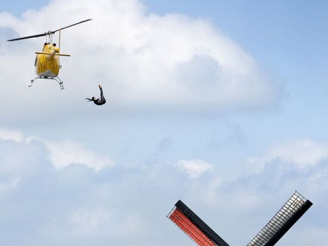 Crazy jump from a helicopter (3 pics + 1 video)