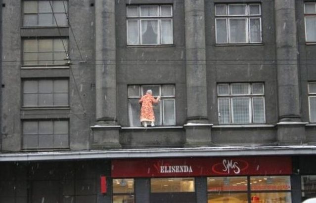 Déjà vu. Washing the windows can be dangerous (6 pics)