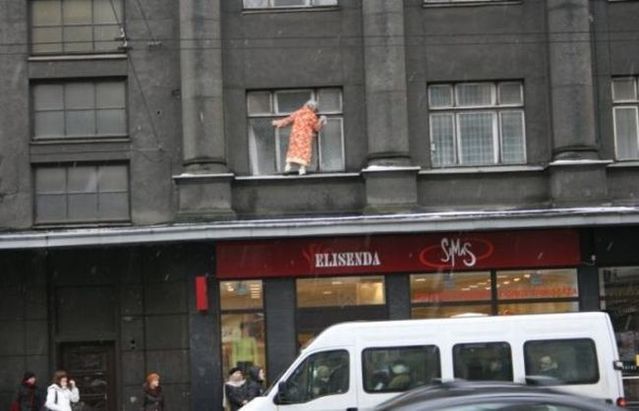 Déjà vu. Washing the windows can be dangerous (6 pics)