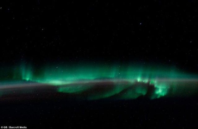 Astonishing pictures taken from space reveal the full beauty of auroras (6 pics)