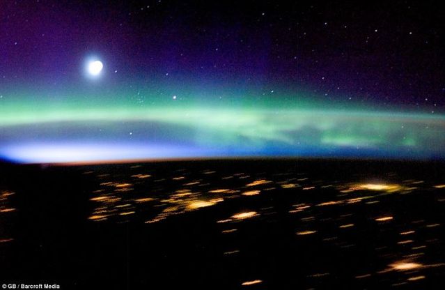 Astonishing pictures taken from space reveal the full beauty of auroras (6 pics)