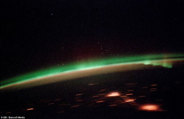 Astonishing pictures taken from space reveal the full beauty of auroras (6 pics)