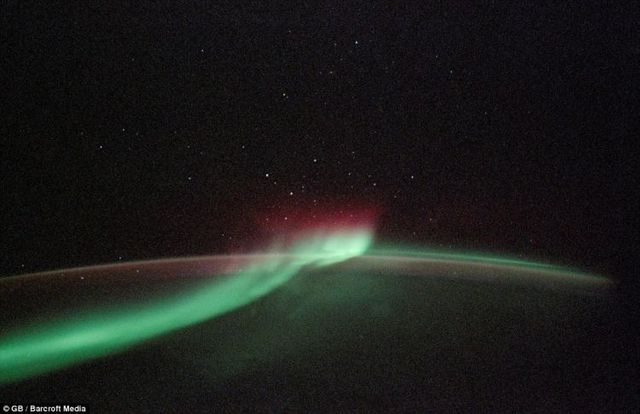 Astonishing pictures taken from space reveal the full beauty of auroras (6 pics)