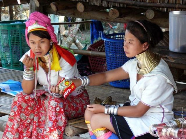 Padaung. Long-neck women (35 pics)