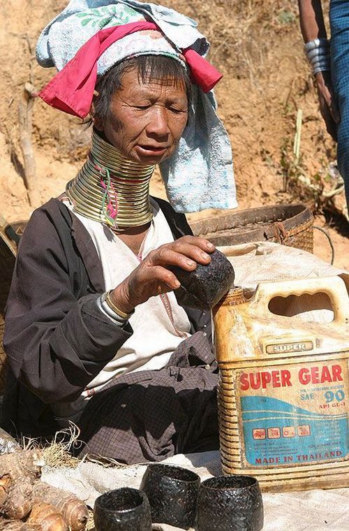 Padaung. Long-neck women (35 pics)