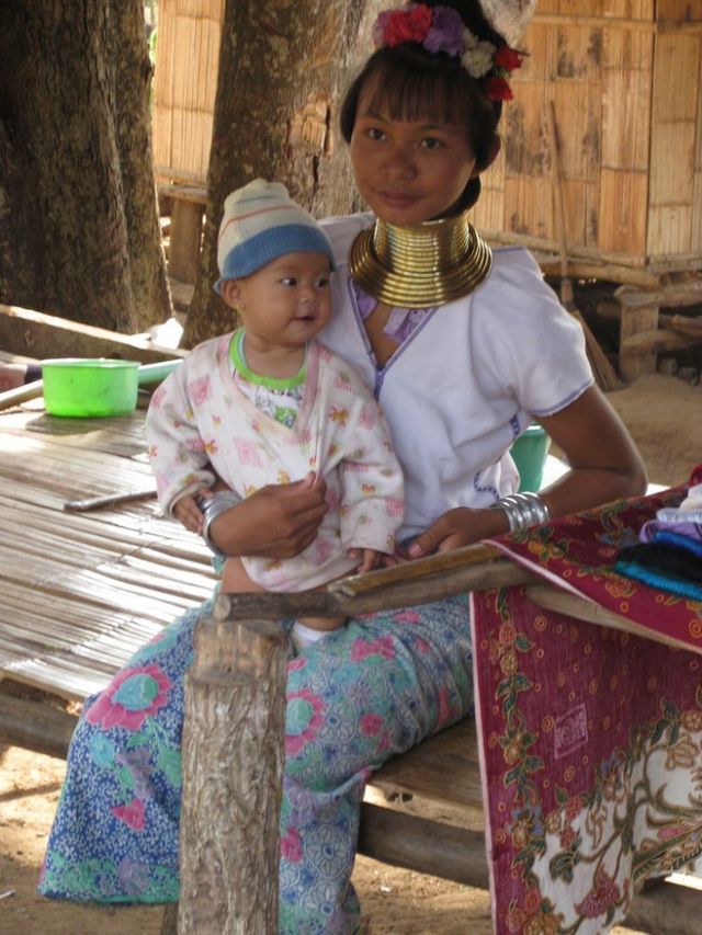 Padaung. Long-neck women (35 pics)