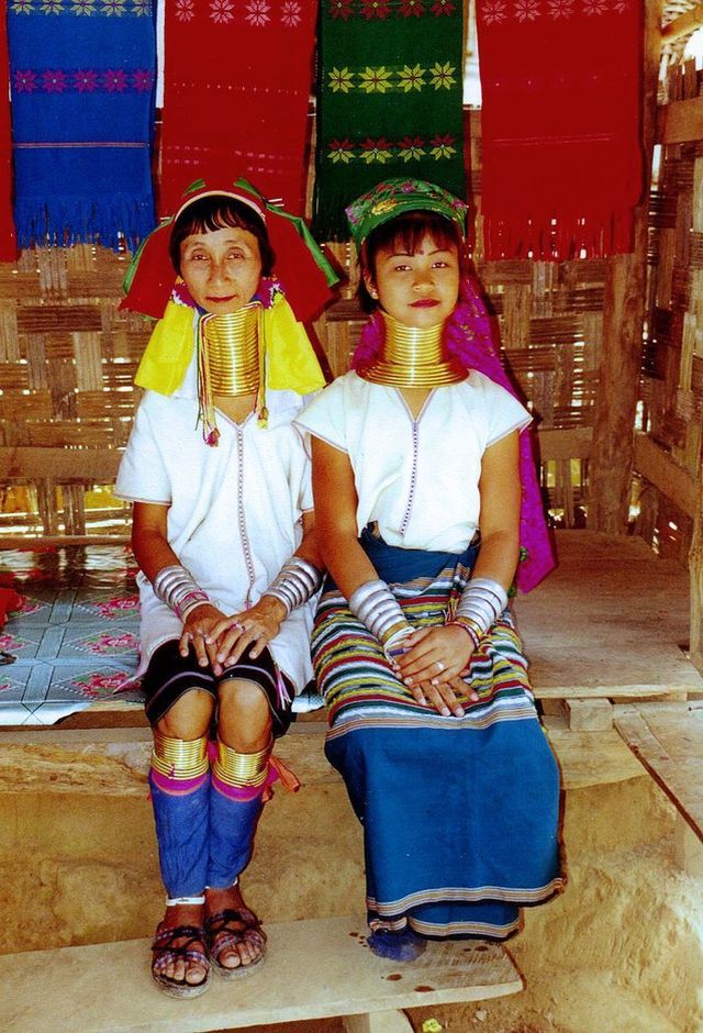 Padaung. Long-neck women (35 pics)