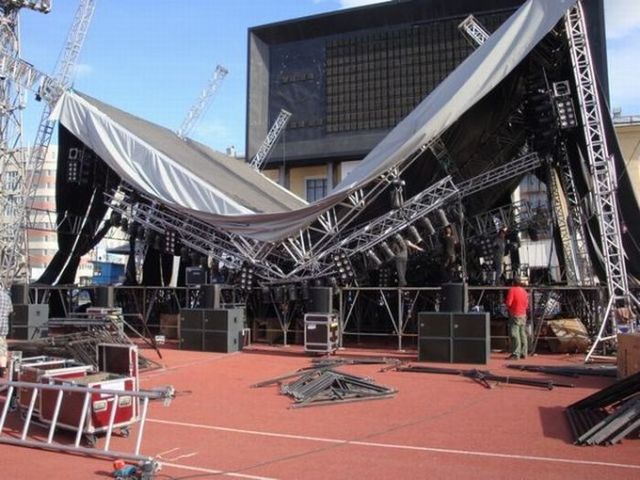 Stage roof collapsed in Moscow (7 pics)