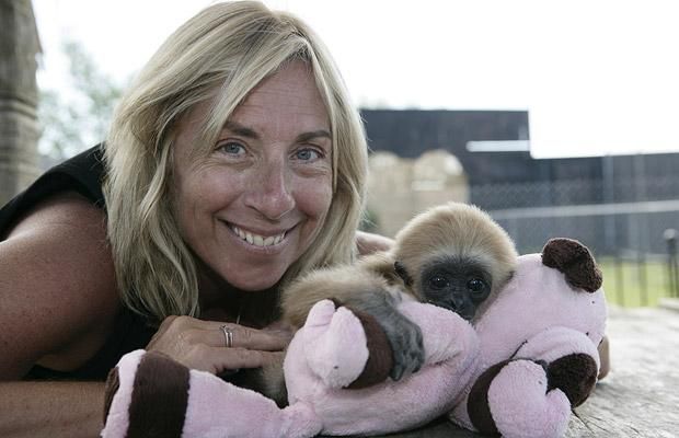 Cute baby gibbon got adopted (15 pics)
