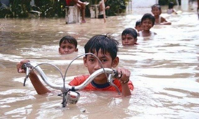 Flooding is not a reason to be upset ;) (36 photos)