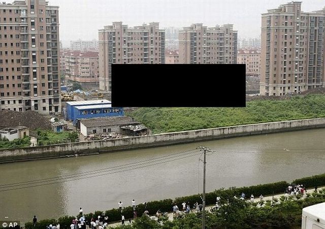 Apartment building fell down in China (12 pics)