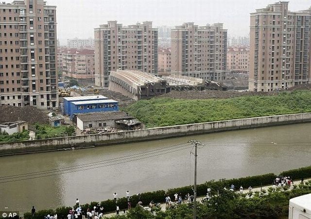 Apartment building fell down in China (12 pics)