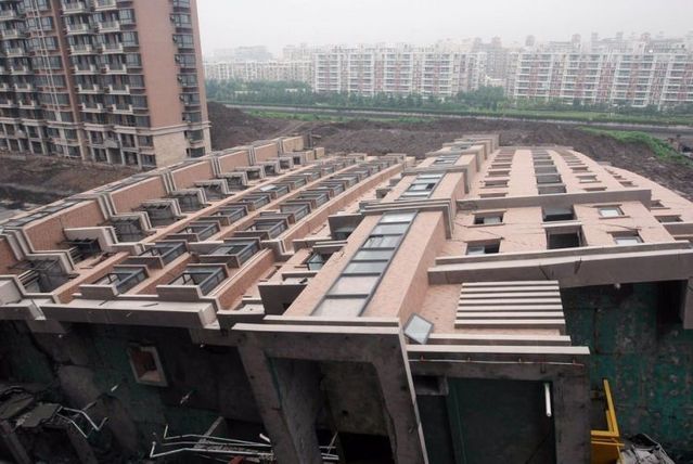 Apartment building fell down in China (12 pics)