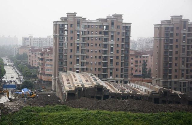 Apartment building fell down in China (12 pics)