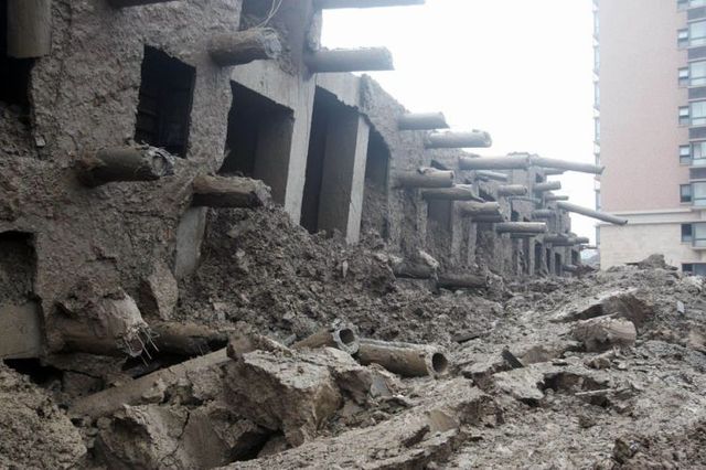 Apartment building fell down in China (12 pics)