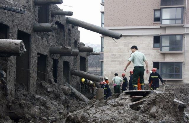 Apartment building fell down in China (12 pics)