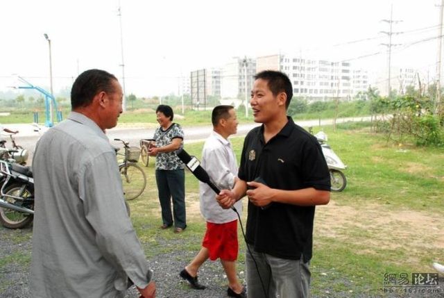 How they film the news in China (7 pics)
