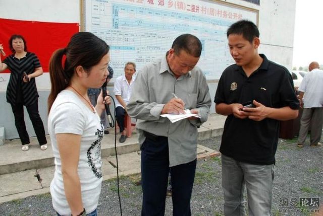 How they film the news in China (7 pics)