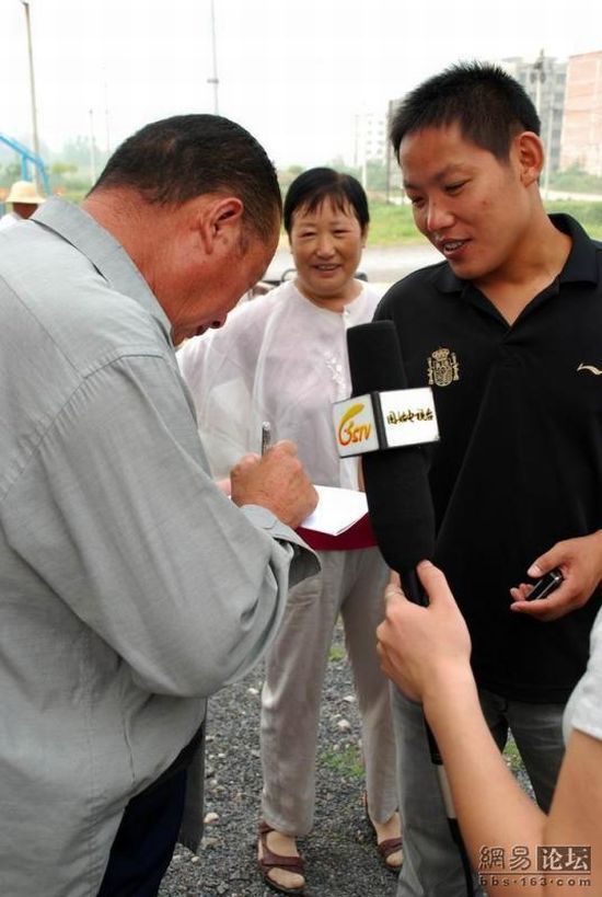 How they film the news in China (7 pics)