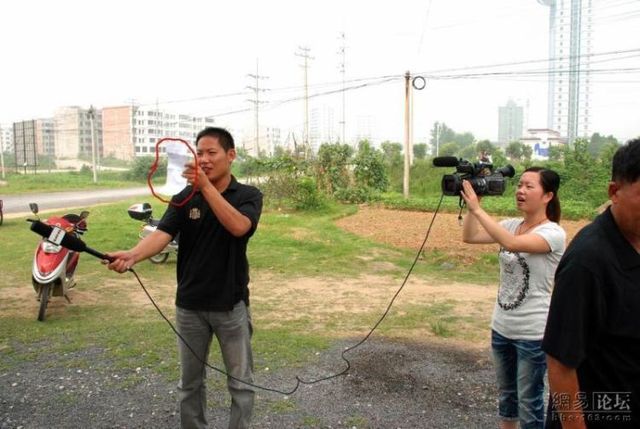 How they film the news in China (7 pics)