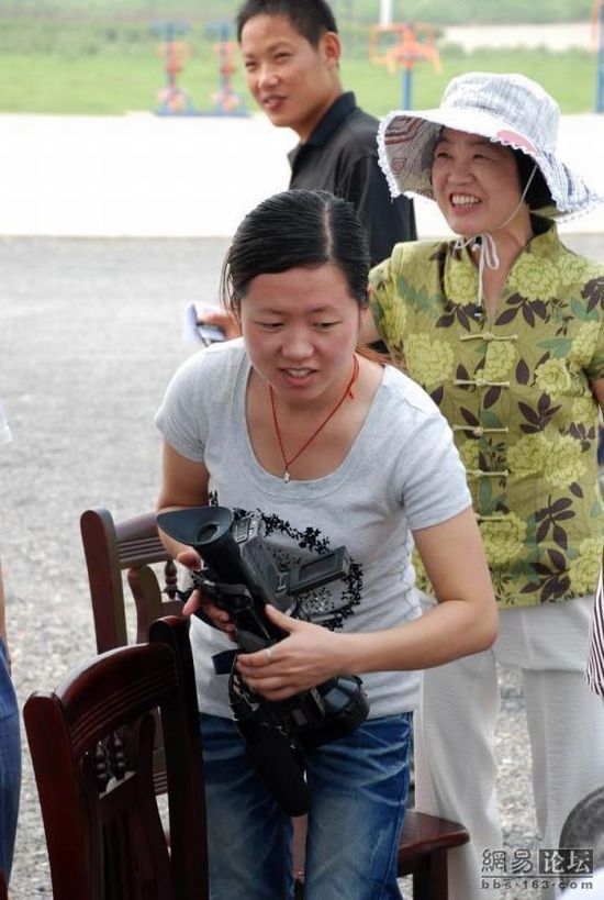 How they film the news in China (7 pics)