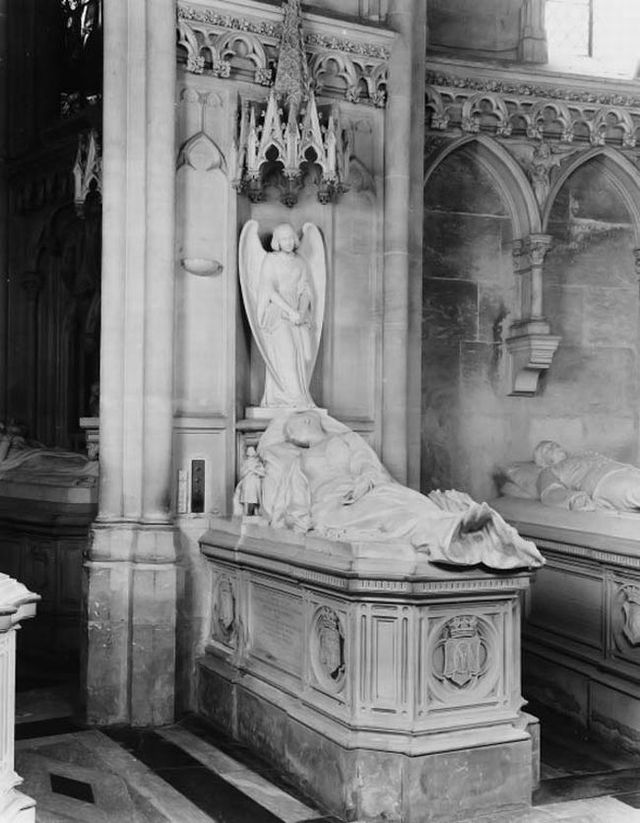 Crypts of royal families (22 pics)