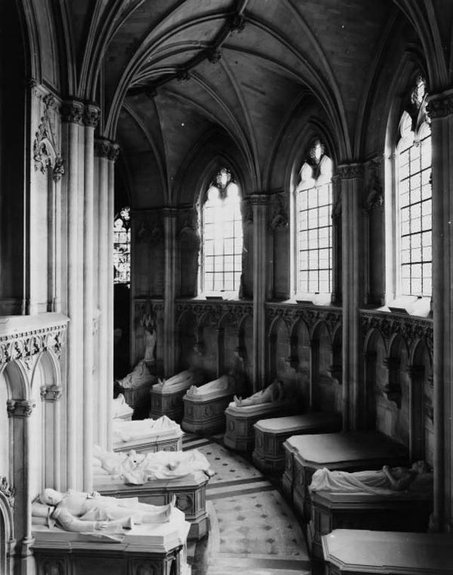 Crypts of royal families (22 pics)