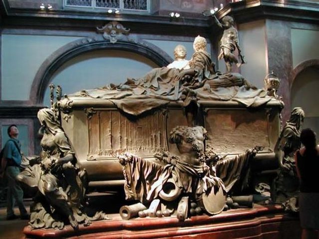 Crypts of royal families (22 pics)