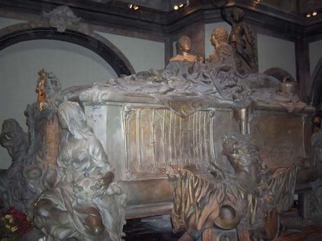 Crypts of royal families (22 pics)