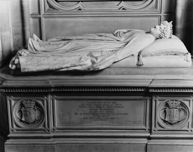 Crypts of royal families (22 pics)