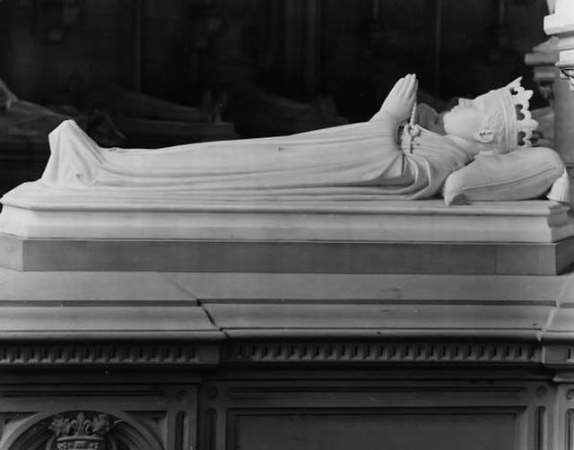 Crypts of royal families (22 pics)
