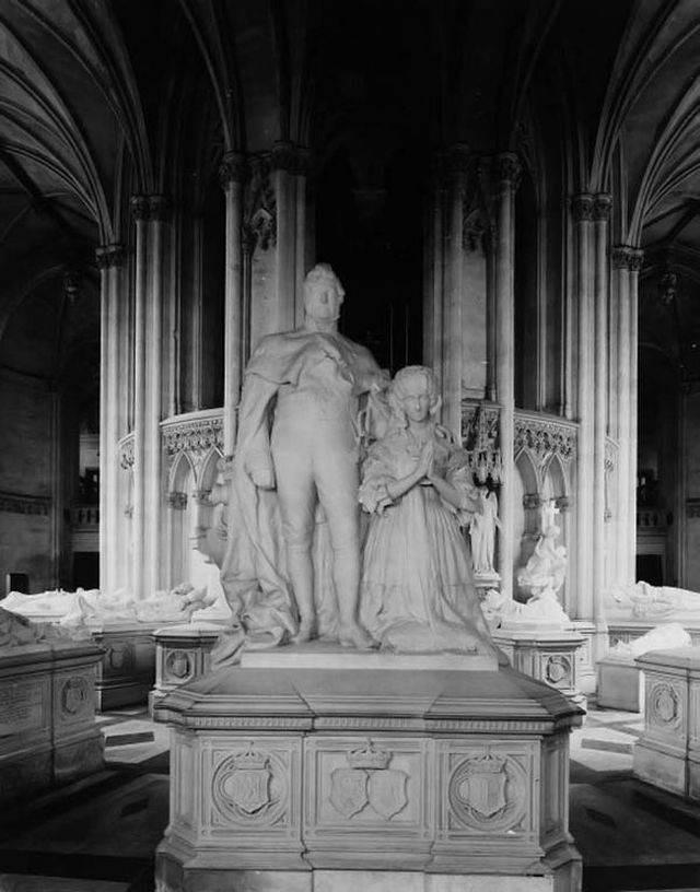Crypts of royal families (22 pics)
