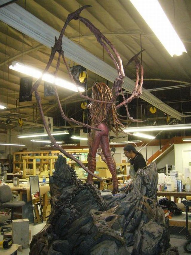 The sculpture of the Queen of Blades (24 pics)