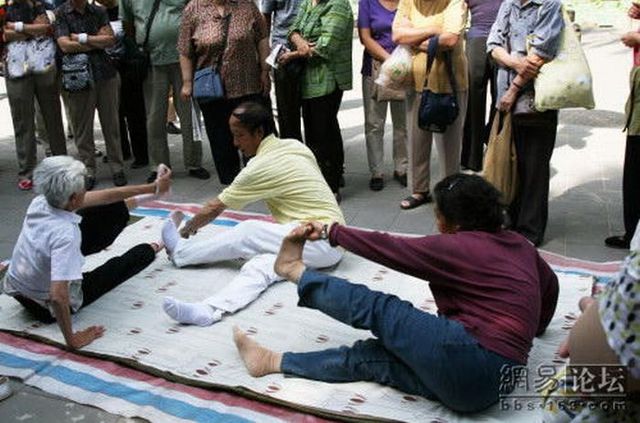 You can see 80-year old people doing gym in the street in China! (10 pics)