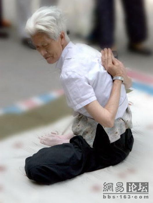 You can see 80-year old people doing gym in the street in China! (10 pics)