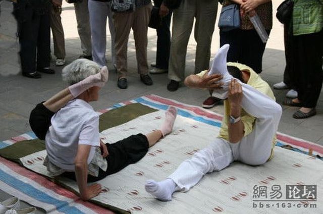 You can see 80-year old people doing gym in the street in China! (10 pics)