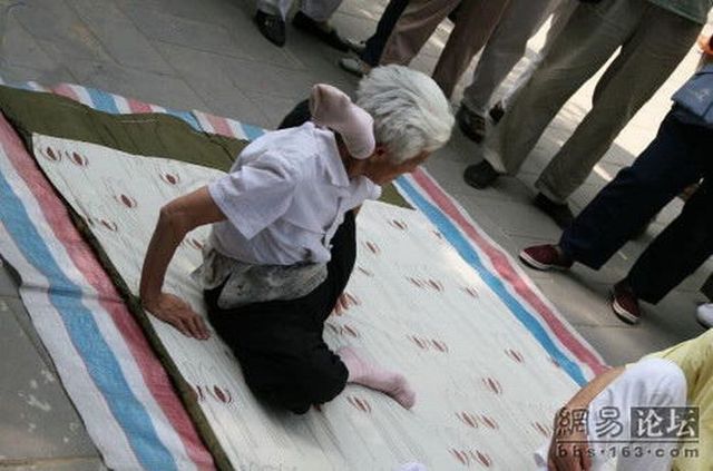 You can see 80-year old people doing gym in the street in China! (10 pics)