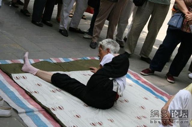 You can see 80-year old people doing gym in the street in China! (10 pics)