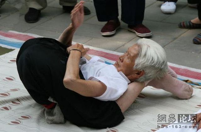 You can see 80-year old people doing gym in the street in China! (10 pics)