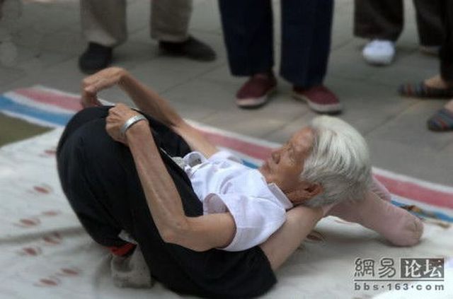 You can see 80-year old people doing gym in the street in China! (10 pics)
