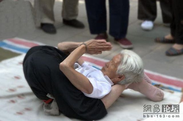 You can see 80-year old people doing gym in the street in China! (10 pics)