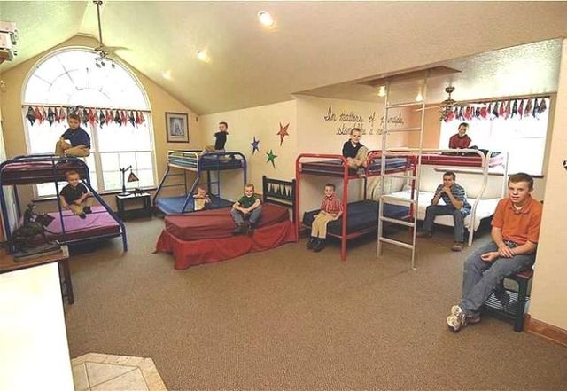A huge house (8 pics)
