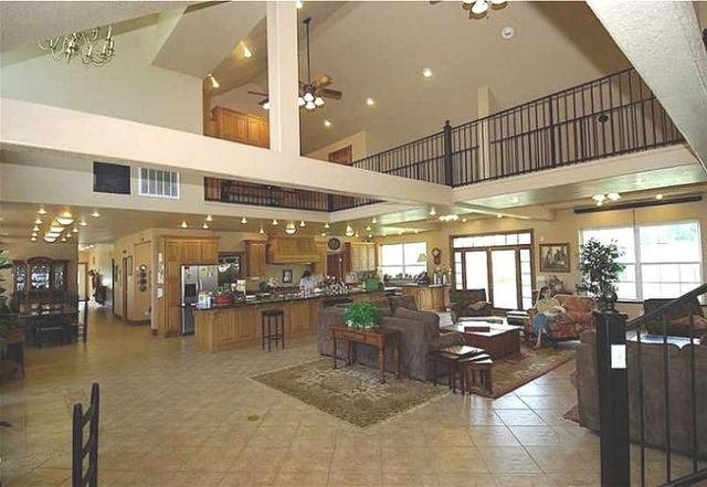 A huge house (8 pics)